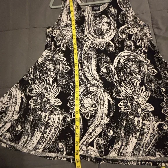 Jostar Chic Black and White Paisley Tank Top/Dress - Picture 5 of 7